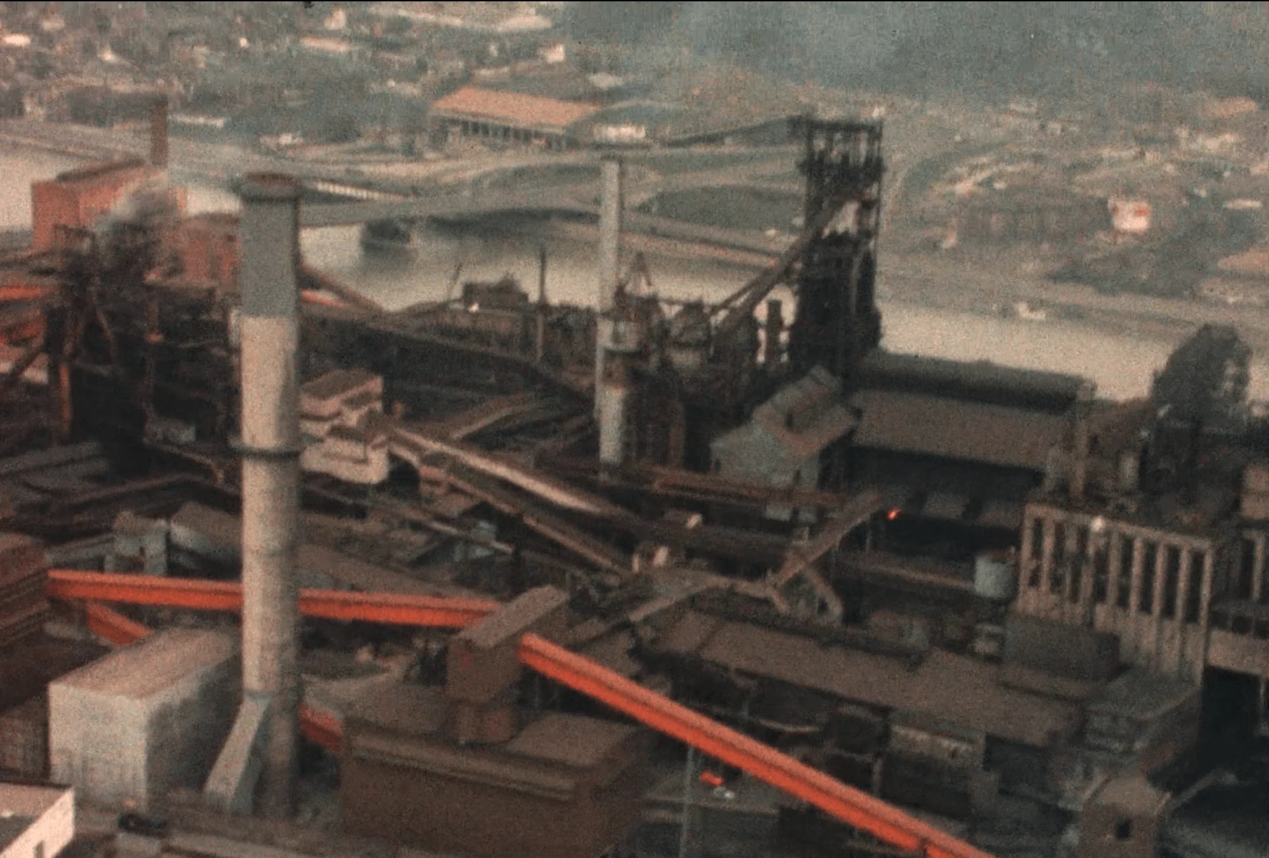 Survol du bassin sidérurgique au son de Julien Charlier, le directeur de Cockerill en 1977