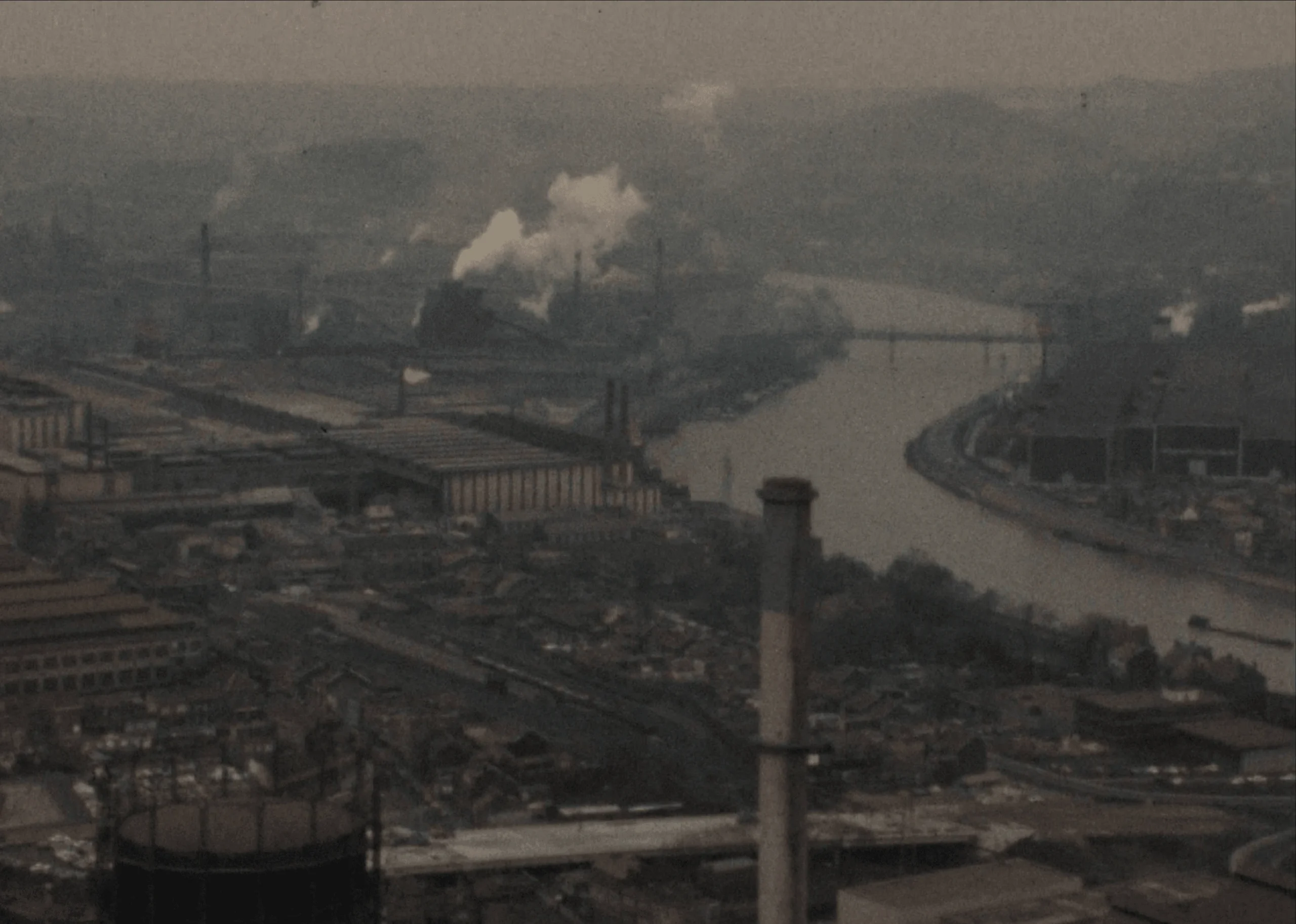 Survol muet du bassin sidérurgique liégeois à la fin des années 70