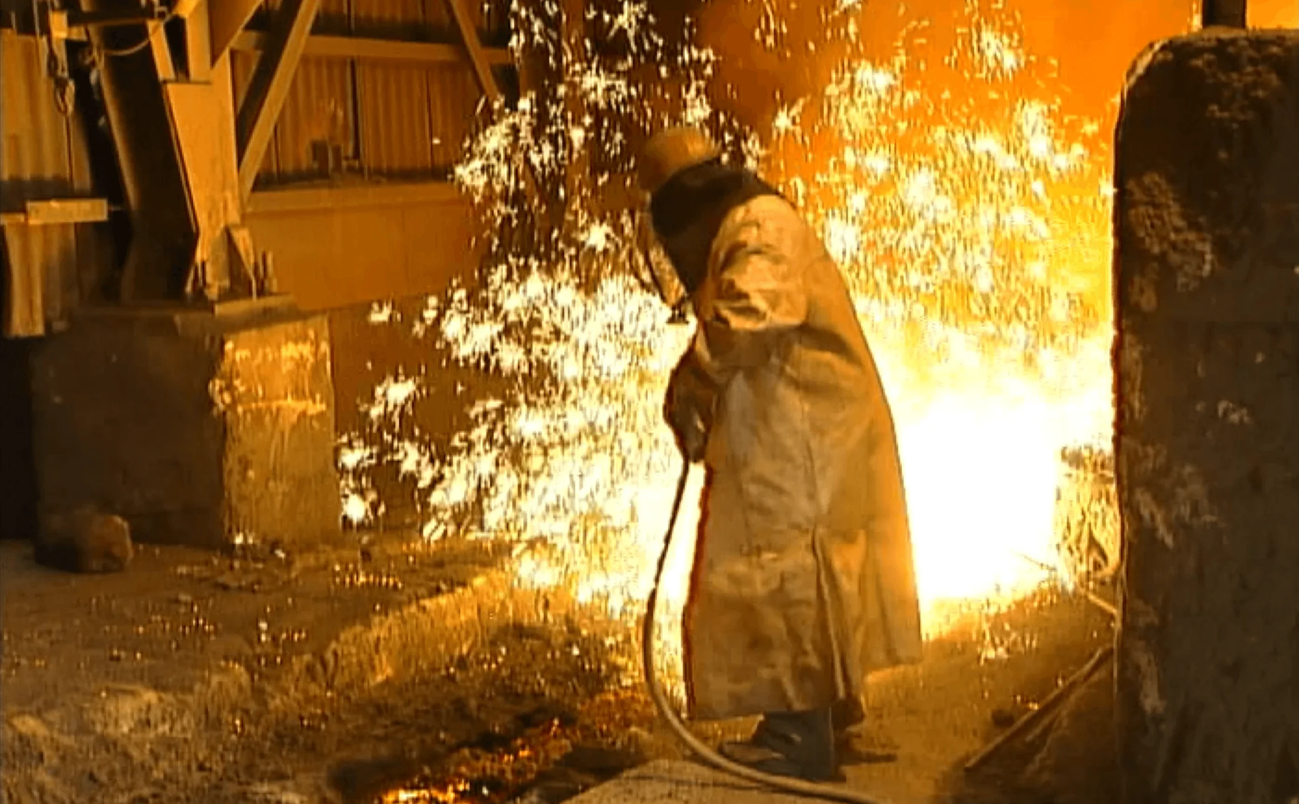 Images brutes du travail dans un haut fourneau