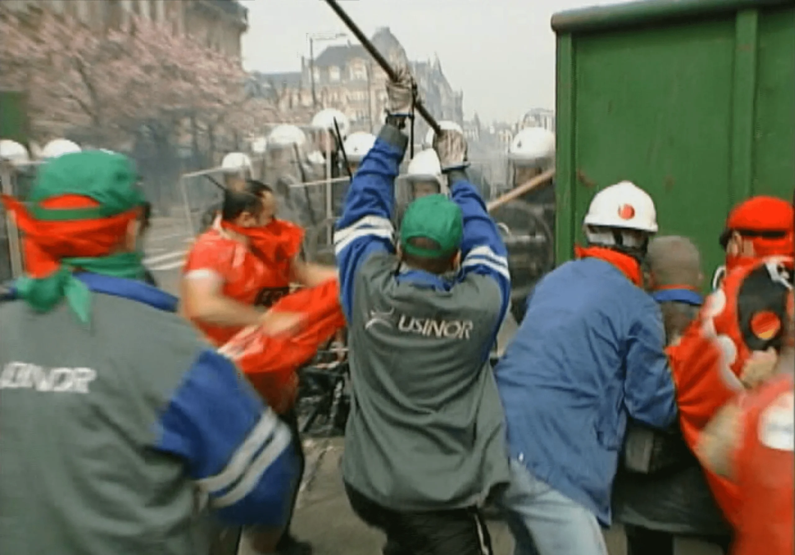 Manifestation des sidérurgistes au siège social d&rsquo;Arcelor à Luxembourg en 2003