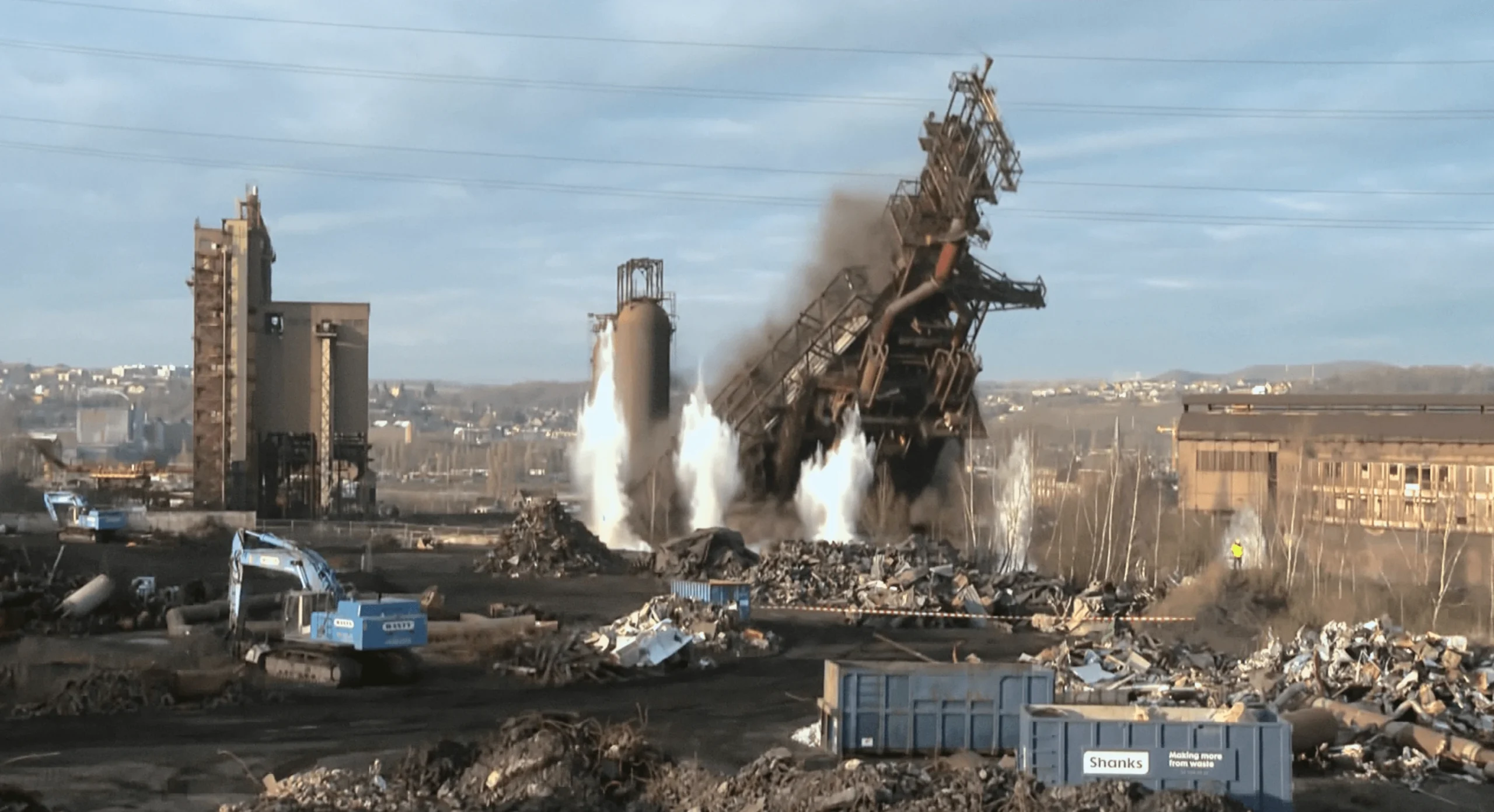 Images de la destruction du haut fourneau B de Seraing le 16 décembre 2016